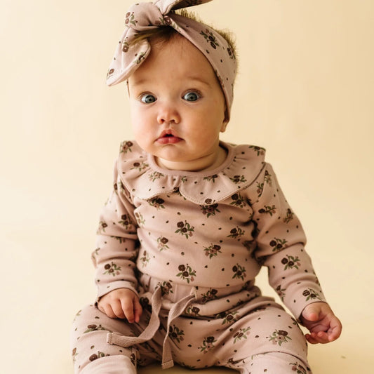 ORGANIC RUFFLE ONESIE AND PANTS SET ROSE DITSY